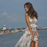 Alessandra Ambrosio a Venezia con abito bianco floreale3