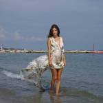 Alessandra Ambrosio a Venezia con abito bianco floreale2