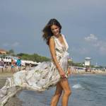 Alessandra Ambrosio a Venezia con abito bianco floreale1