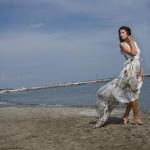Alessandra Ambrosio a Venezia con abito bianco floreale11