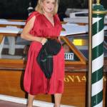 Catherine Deneuve a Veenzia con l'abito a confetto8