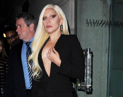 Lady Gaga, scollatura profonda alla sfilata Brandon Maxwell FOTO