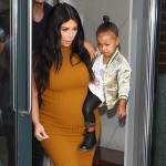Kim Kardashian incinta, porta in braccio North West3