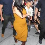 Kim Kardashian incinta, porta in braccio North West11