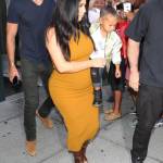 Kim Kardashian incinta, porta in braccio North West10