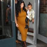 Kim Kardashian incinta, porta in braccio North West6