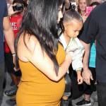 Kim Kardashian incinta, porta in braccio North West5