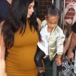 Kim Kardashian incinta, porta in braccio North West4