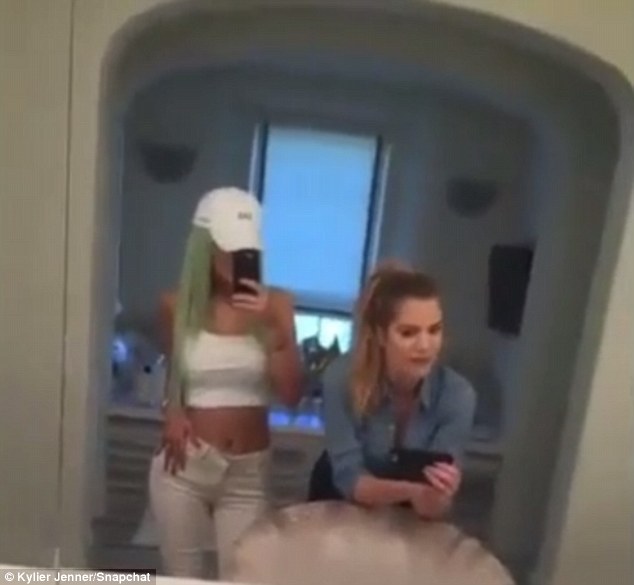 Kylie Jenner e Khloe Kardashian, twerking davanti allo specchio6