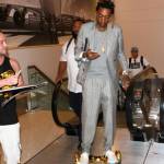 Wiz Khalifa si muove su hoverboard d'oro dopo arresto13