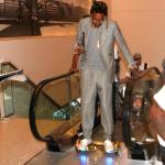 Wiz Khalifa si muove su hoverboard d'oro dopo arresto 2