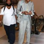 Wiz Khalifa si muove su hoverboard d'oro dopo arresto111