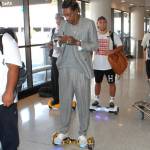 Wiz Khalifa si muove su hoverboard d'oro dopo arresto9