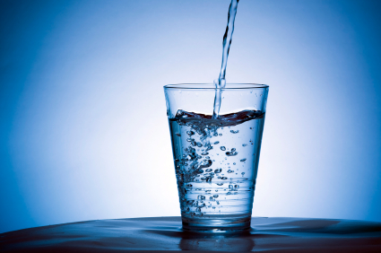 Dimagrire con l'acqua: mezzo litro prima dei pasti, via 4 chili