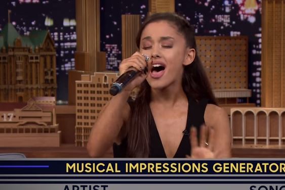 Ariana Grande imita Britney Spears e Christina Aguilera VIDEO