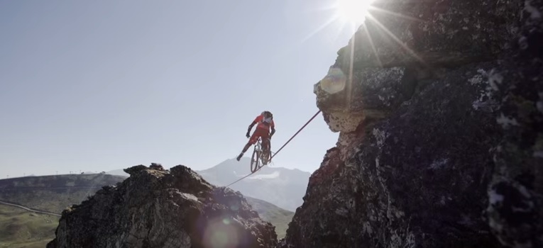 In Mountain Bike su una fune alta 118 metri VIDEO