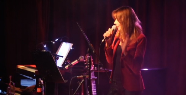 Carla Bruni canta, Sarkozy ascolta rapito la sua voce VIDEO