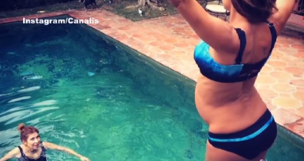 Elisabetta Canalis incinta fa acquagym con mamma