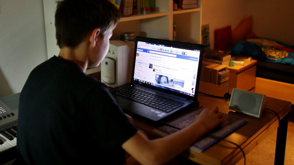 Adolescenti attaccati a Facebook & co.: rischio depressione