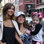 Jessica Alba sorridente a New York con la figlia malgrado10