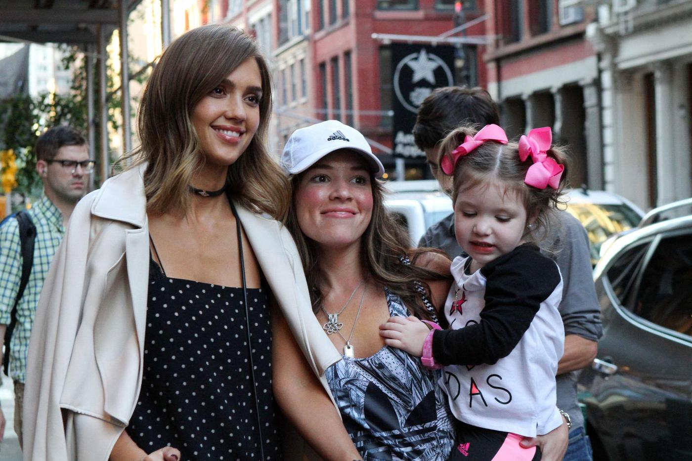 Jessica Alba sorridente a New York con la figlia malgrado10