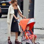 Jessica Alba sorridente a New York con la figlia malgrado3