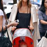 Jessica Alba sorridente a New York con la figlia malgrado