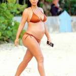 Kim Kardashian, decollete incontenibile in gravidanza FOTO