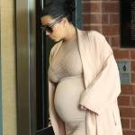 Kim Kardashian, abito color carne al sesto mese di gravidanza6