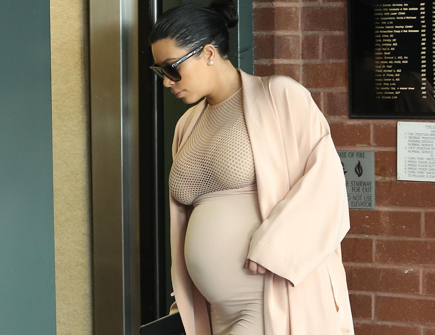 Kim Kardashian, abito color carne al sesto mese di gravidanza6