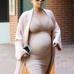 Kim Kardashian, abito color carne al sesto mese di gravidanza