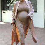 Kim Kardashian, abito color carne al sesto mese di gravidanza3