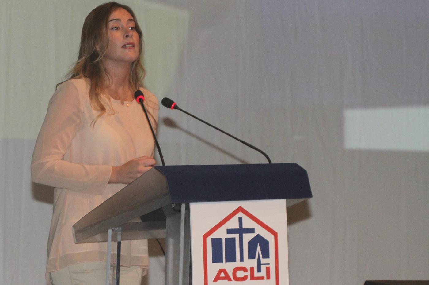 Maria Elena Boschi: pantalone panna e blusa ad Arezzo FOTO