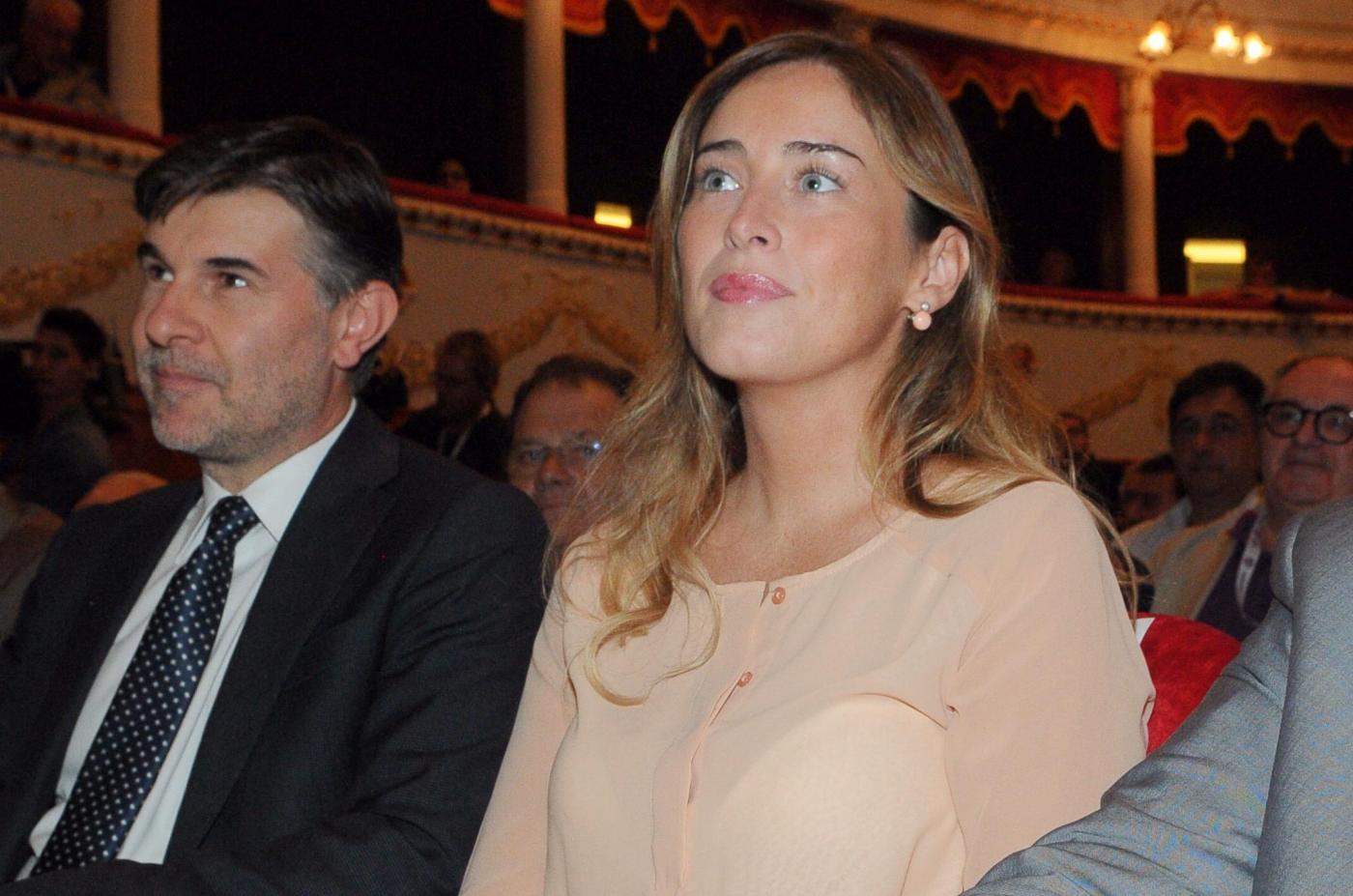 Maria Elena Boschi: pantalone panna e blusa ad Arezzo FOTO
