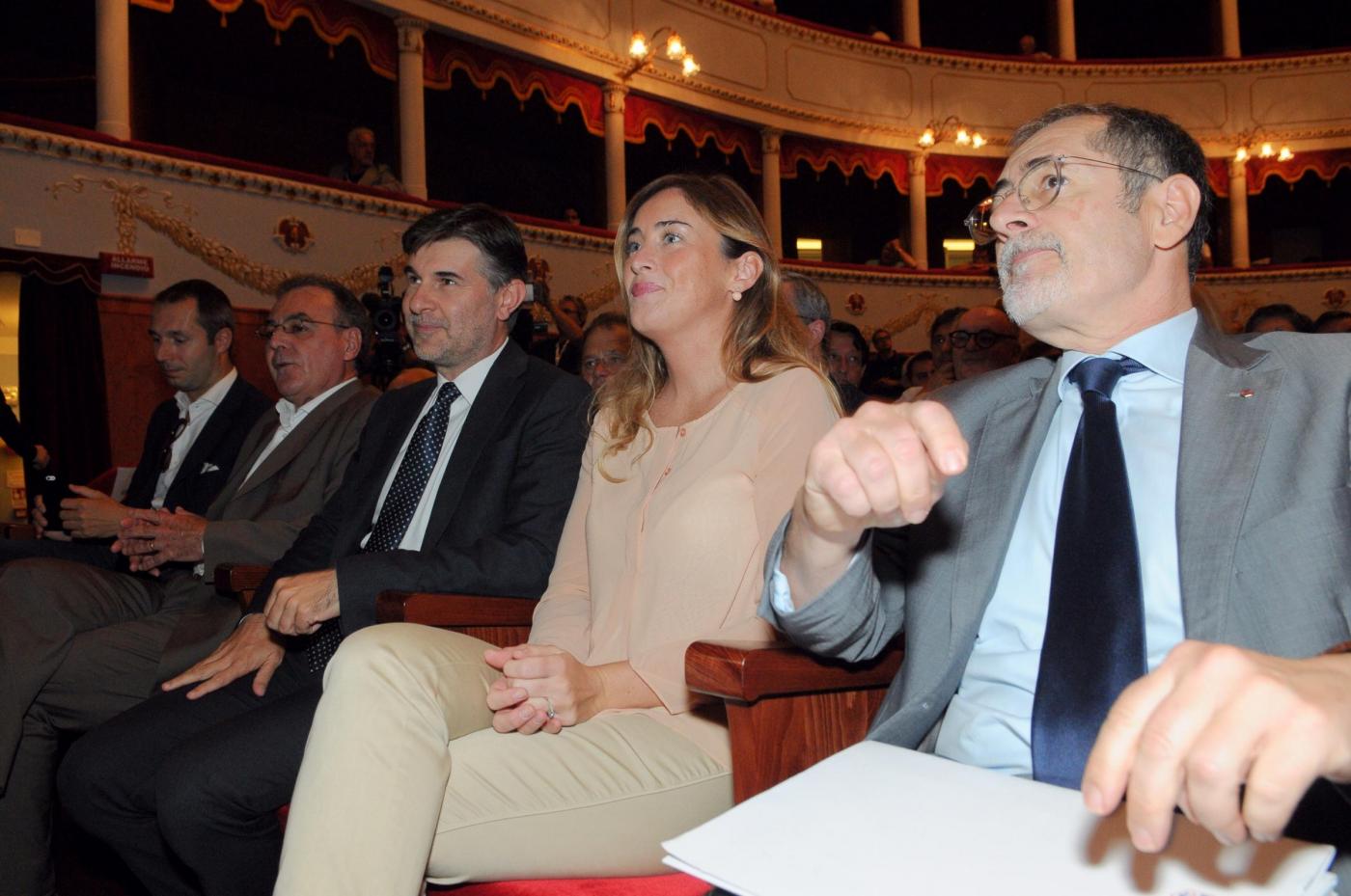 Maria Elena Boschi: pantalone panna e blusa ad Arezzo FOTO
