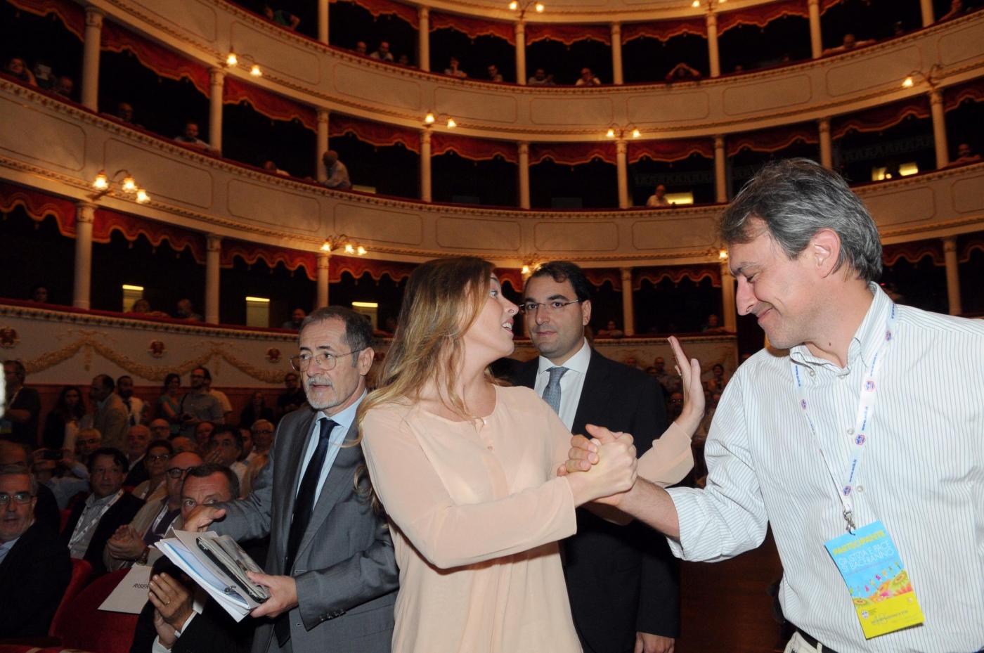 Maria Elena Boschi: pantalone panna e blusa ad Arezzo FOTO
