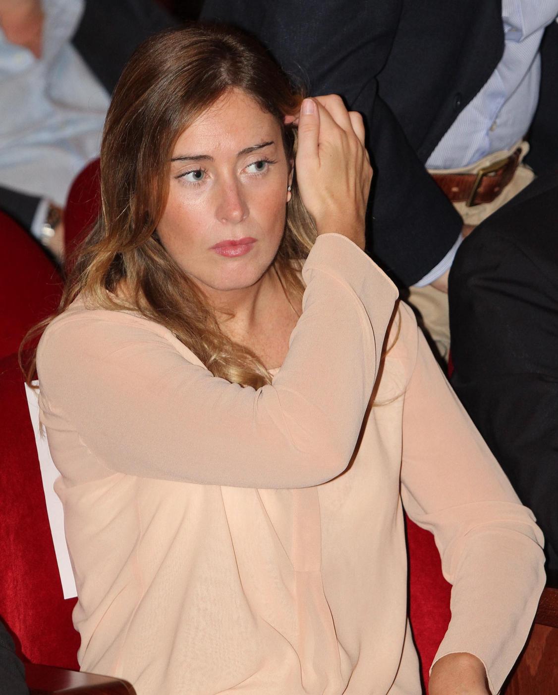 Maria Elena Boschi: pantalone panna e blusa ad Arezzo FOTO