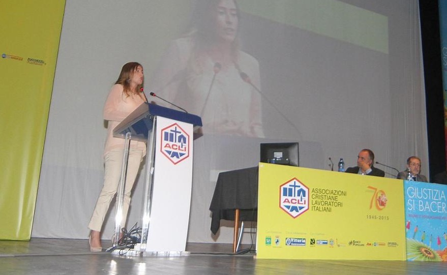 Maria Elena Boschi: pantalone panna e blusa ad Arezzo FOTO