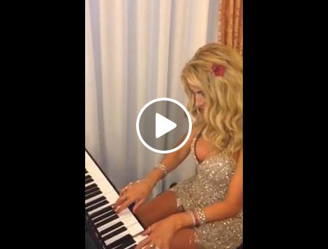 Valeria Marini suona al pianoforte VIDEO