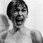 Jamie Lee Curtis nella doccia come mamma Janet in Psycho FOTO3