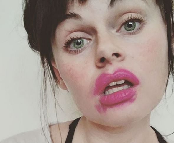 Foto Instagram con sangue del ciclo mestruale: insultata a morte