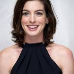 Anne Hathaway elegante per il photocall del film The intern FOTO 4