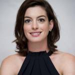 Anne Hathaway elegante per il photocall del film The intern FOTO 5