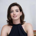 Anne Hathaway elegante per il photocall del film The intern FOTO 17