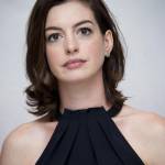 Anne Hathaway elegante per il photocall del film The intern FOTO