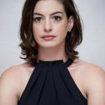 Anne Hathaway elegante per il photocall del film The intern FOTO