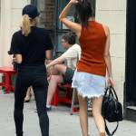 Kendall Jenner a passeggio con l'amica Hailey Baldwin FOTO