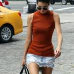 Kendall Jenner a passeggio con l'amica Hailey Baldwin FOTO