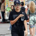 Kendall Jenner a passeggio con l'amica Hailey Baldwin FOTO 4