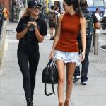 Kendall Jenner a passeggio con l'amica Hailey Baldwin FOTO 6